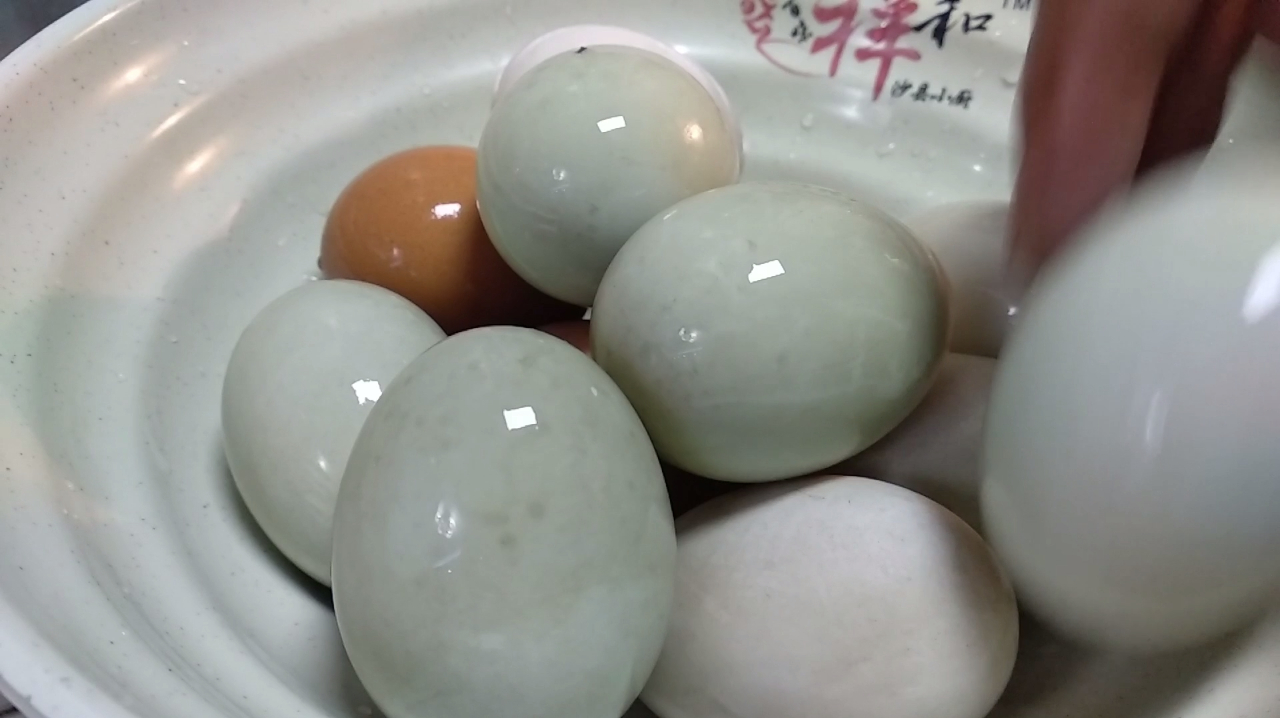 腌制咸鸭蛋的最佳方法,10天就能吃,个个流油又起沙,看一遍就会