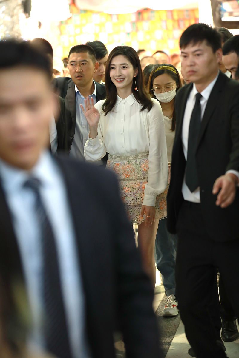 江疏影被疑插足富豪婚姻？项链、发型、气质都撞脸金巧巧！