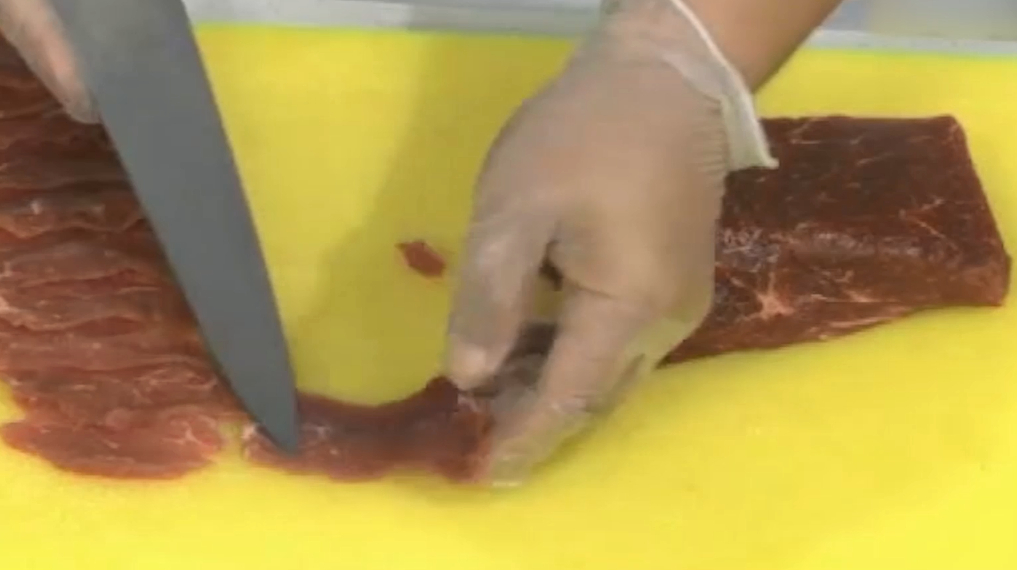 鲜切嫩牛肉怎么把牛肉切的薄厚均匀,看看大师怎么做的,看着不难