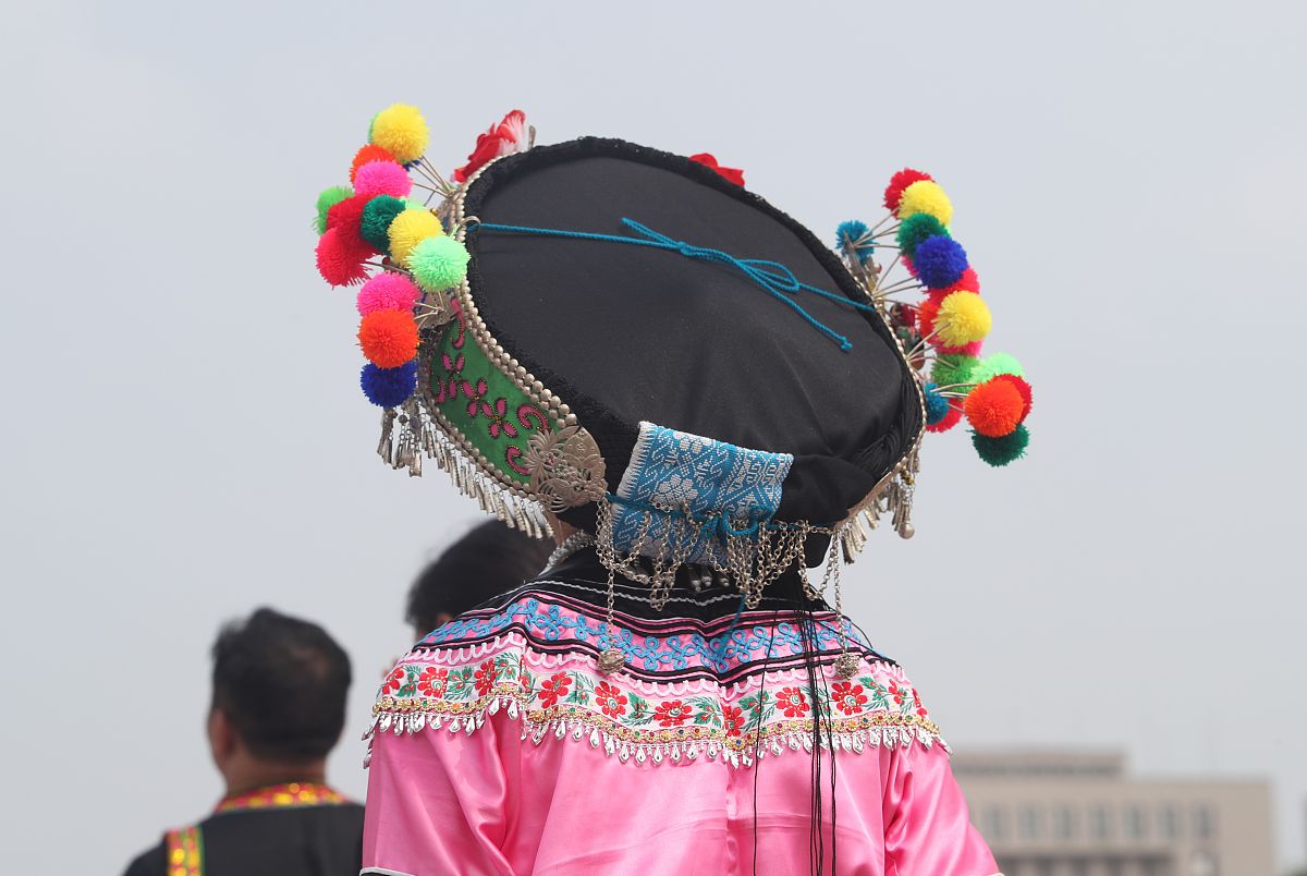 2019年8月6日,北京迎来"桑拿天",游客冒酷暑游览天安门广场兴致不减.