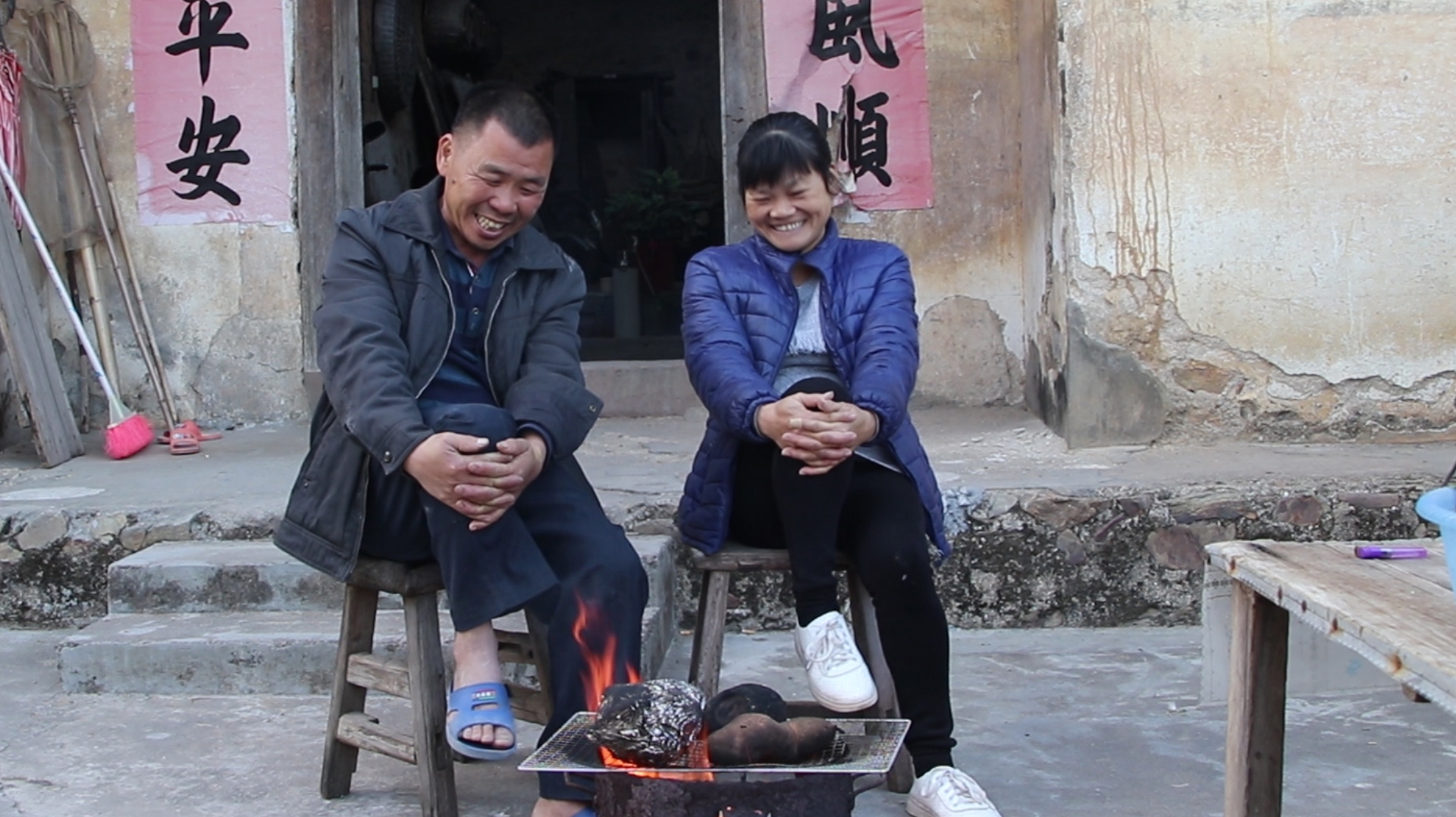 客家话搞笑视频,搞笑爸妈烤鸡吃,儿子吃烤番薯,上集