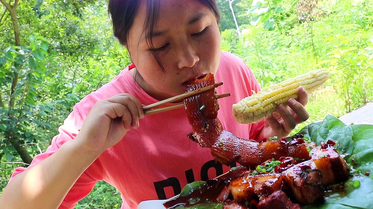 [图]胖妹做红烧肉解馋，大坨肉直接啃，软烂多汁，吃的嘴角流油，过瘾