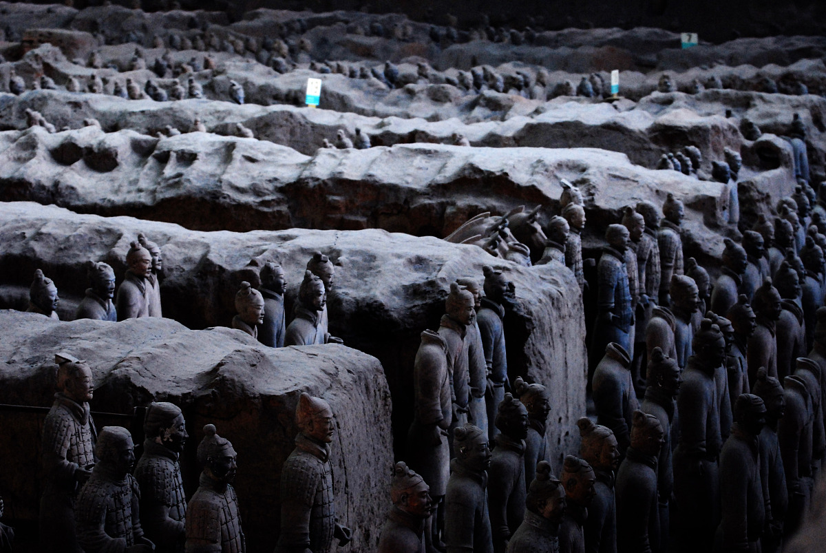 我的名字叫做芝士不吃帮我制作一篇内容为《秦朝为什么会灭亡》PPT要求如下：第一、一定要使用中文。第二、页面形式有3种封面、目录、列表。第三、目录页要列出内容大纲。第四、根据内容大纲生成对应的PPT列表页每一页PPT列表页使用=====列表=====开头。第五、封面页格式如下：=====封面=====# 主标题## 副标题演讲人：我的名字第六、目录页格式如下：=====目录=====# 目录## C