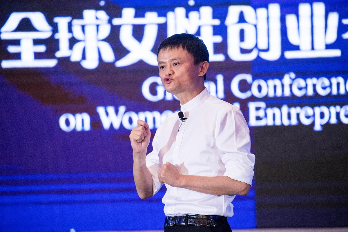 2015年5月20日,杭州,在全球女性创业者大会上,马云发表演讲并与现场女