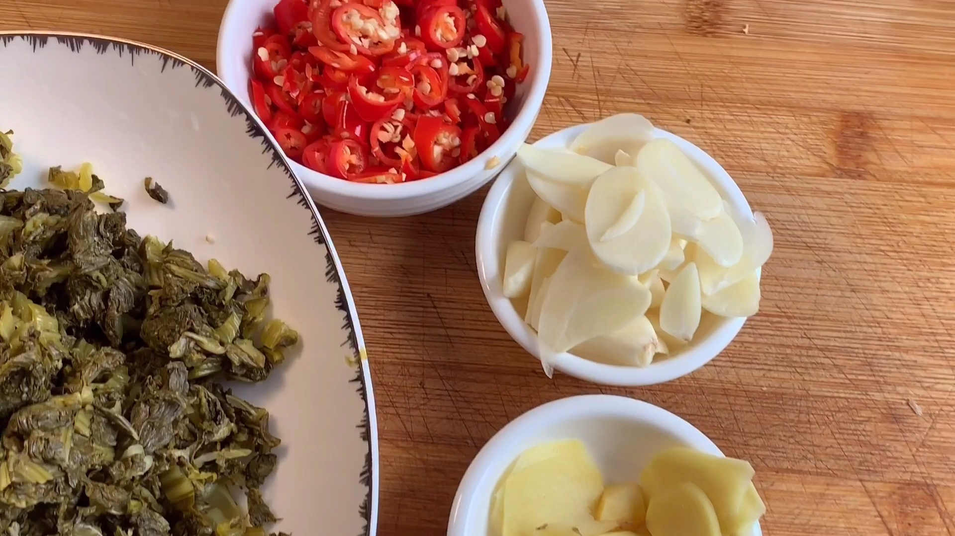 广东人宵夜必点的咸菜,配白粥是绝配哦!简单好吃