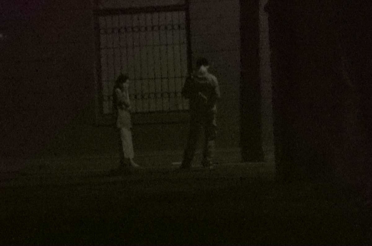 我摘下口罩慢慢向妻子走过去我要抱住她我要带她回家我再也不要和她分开。「嗡嗡嗡」一阵奇怪的声音突然响起来。妻子的脸色立刻变得煞白她低下头双手按住自己小腹顺着墙壁慢慢蹲下去从她捂住的裙摆里能看到闪烁着的点点绿光。「你别后悔」妻子攥紧拳头从地上慢慢站起来机器仍然在嗡嗡作响。押田三个人推着行李箱走进了龟田办公室二十分钟后龟田将押田三人送出公司门口。行李箱里显然装了什么东西明显重了很多。同时我还听到有嗡嗡嗡