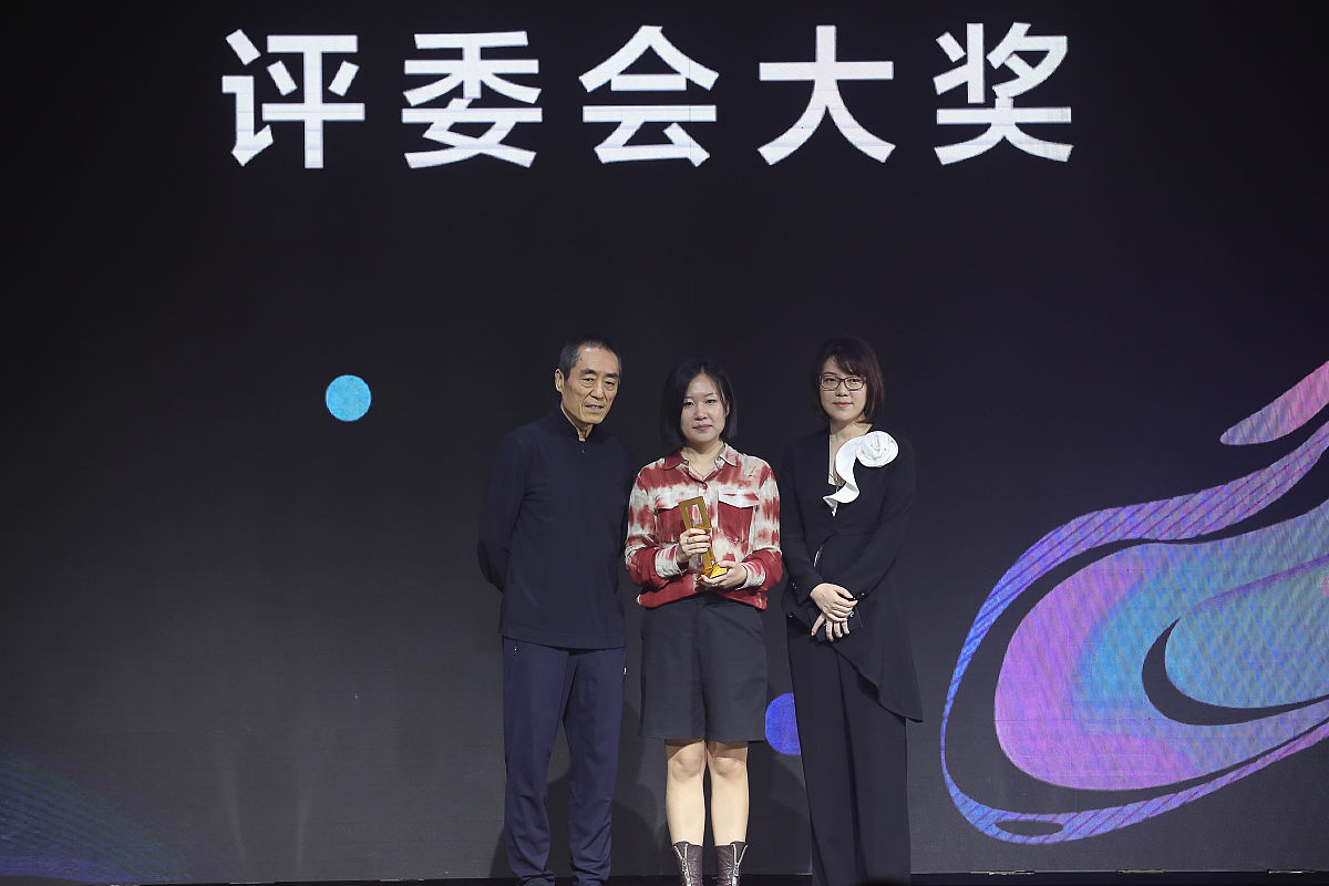 帮我想10个抖音短视频爽文精彩开头要求突出猎奇反转差异化