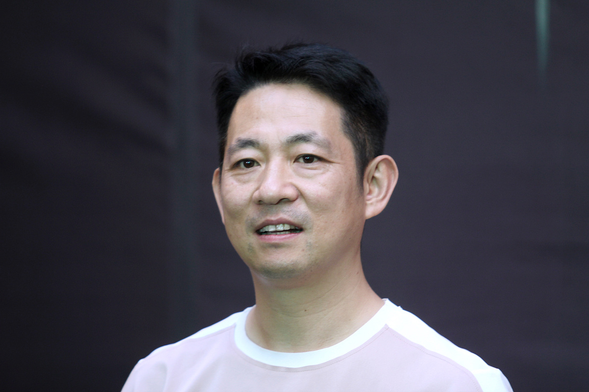 以下面的文章为基础总结出一篇启示 在《这是一片神奇的土地中》作者站在生命和历史的高度描写一群大地之子的希望与追求痛苦与快乐精神上的贫乏和富有等等。以悲剧为主却在悲剧中注入阳刚让读者佩服主人公们无畏的精神同情他们所遭受的痛苦。四个人物三人死于非命可谓悲剧色彩浓厚他们的死并没有带来悲哀的赞歌而是高扬崇高的阳刚。《土地》中既表现了知识青年们对理想的狂热和盲目追求同时也体现了现实给予他们的打击以及从侧面