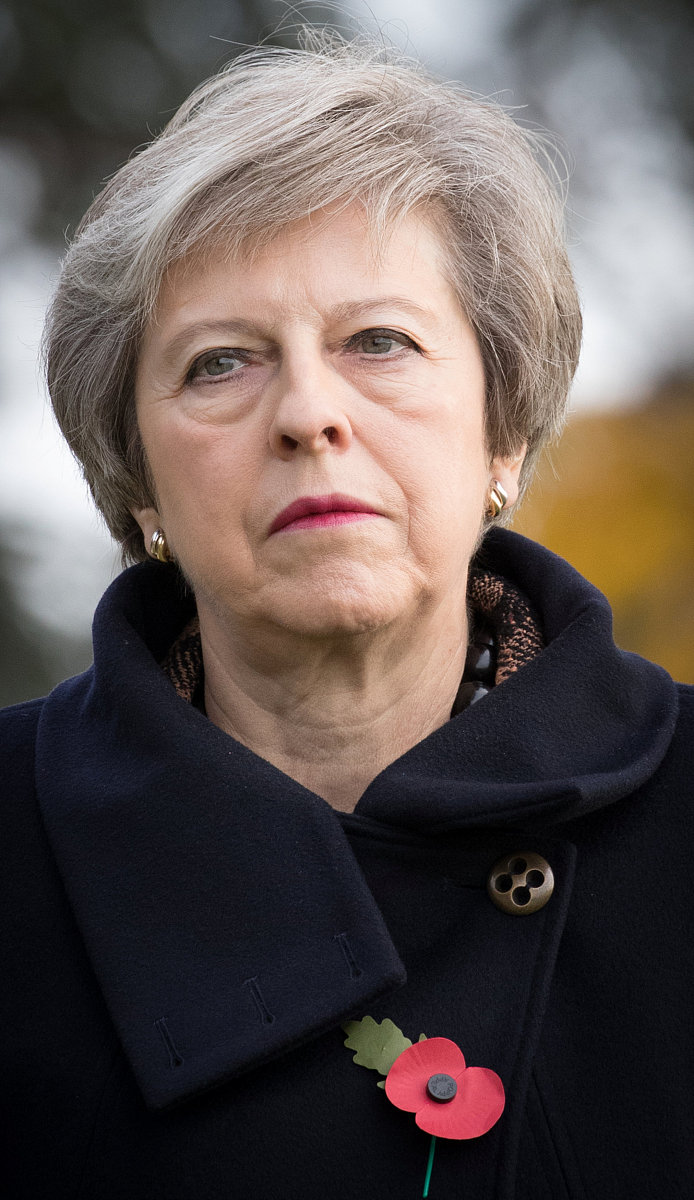 纪念一战结束100周年 英首相赴比利时军事公墓敬献花圈