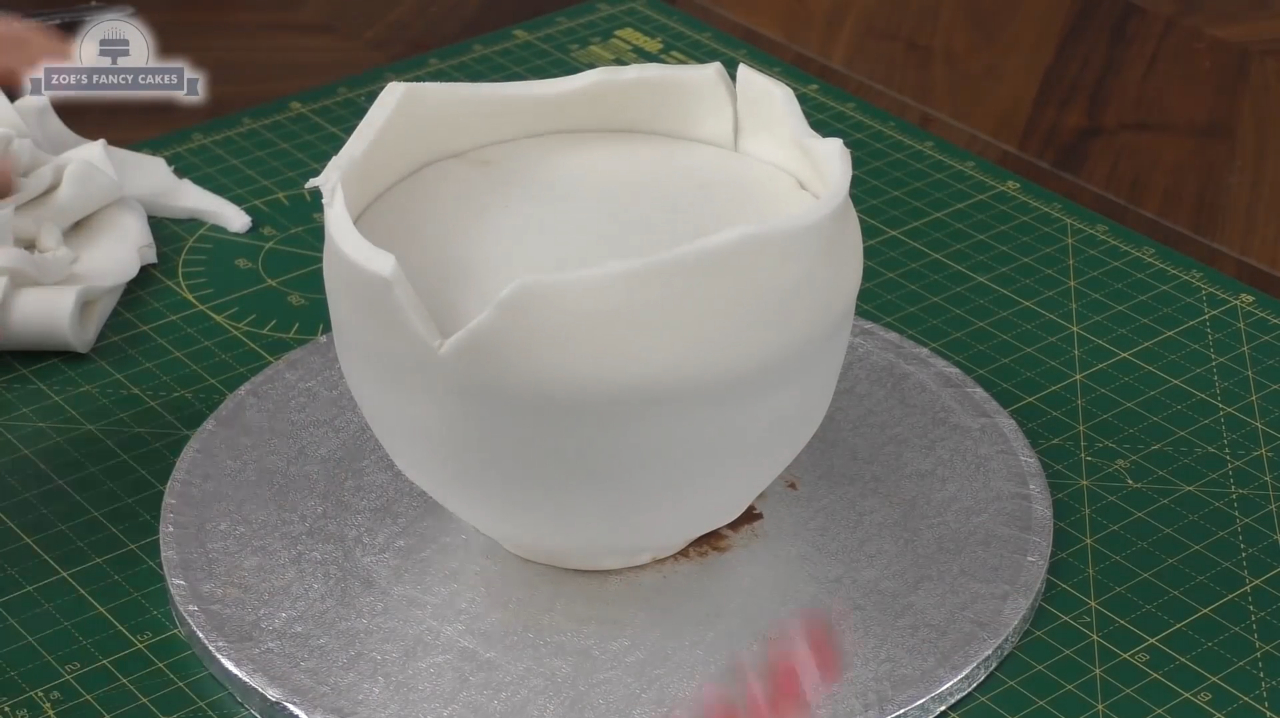 国外达人制作的小鸡破壳蛋糕,看着就很可爱哦