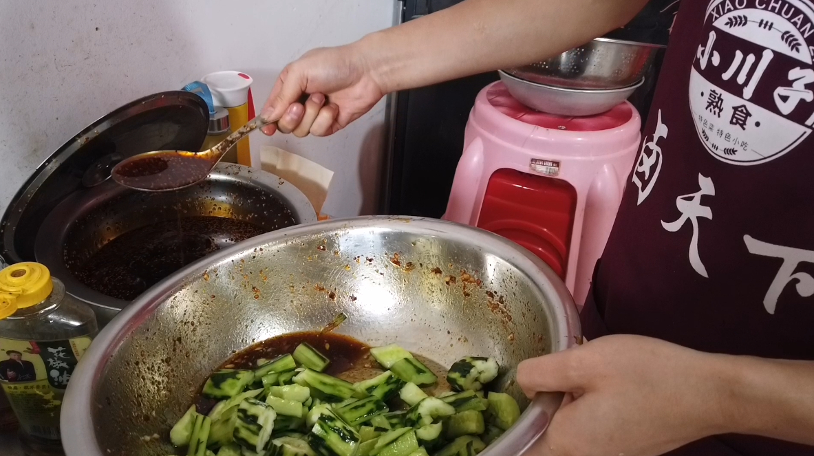 突然想吃拍黄瓜了,成都卤菜小伙分享凉拌菜调料汁,吃了还想吃!