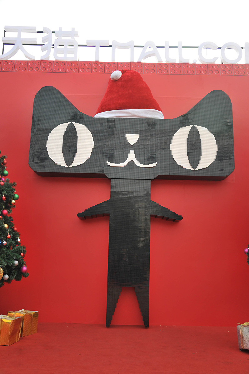2012年12月23日,杭州吴山广场出现一座高3.5米的乐高天猫作品,作品是