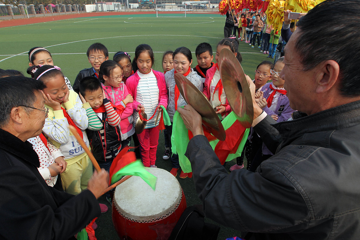 请用访谈形式分析新课标下小学信息科技项目式学习活动实践探究一定要详细一点