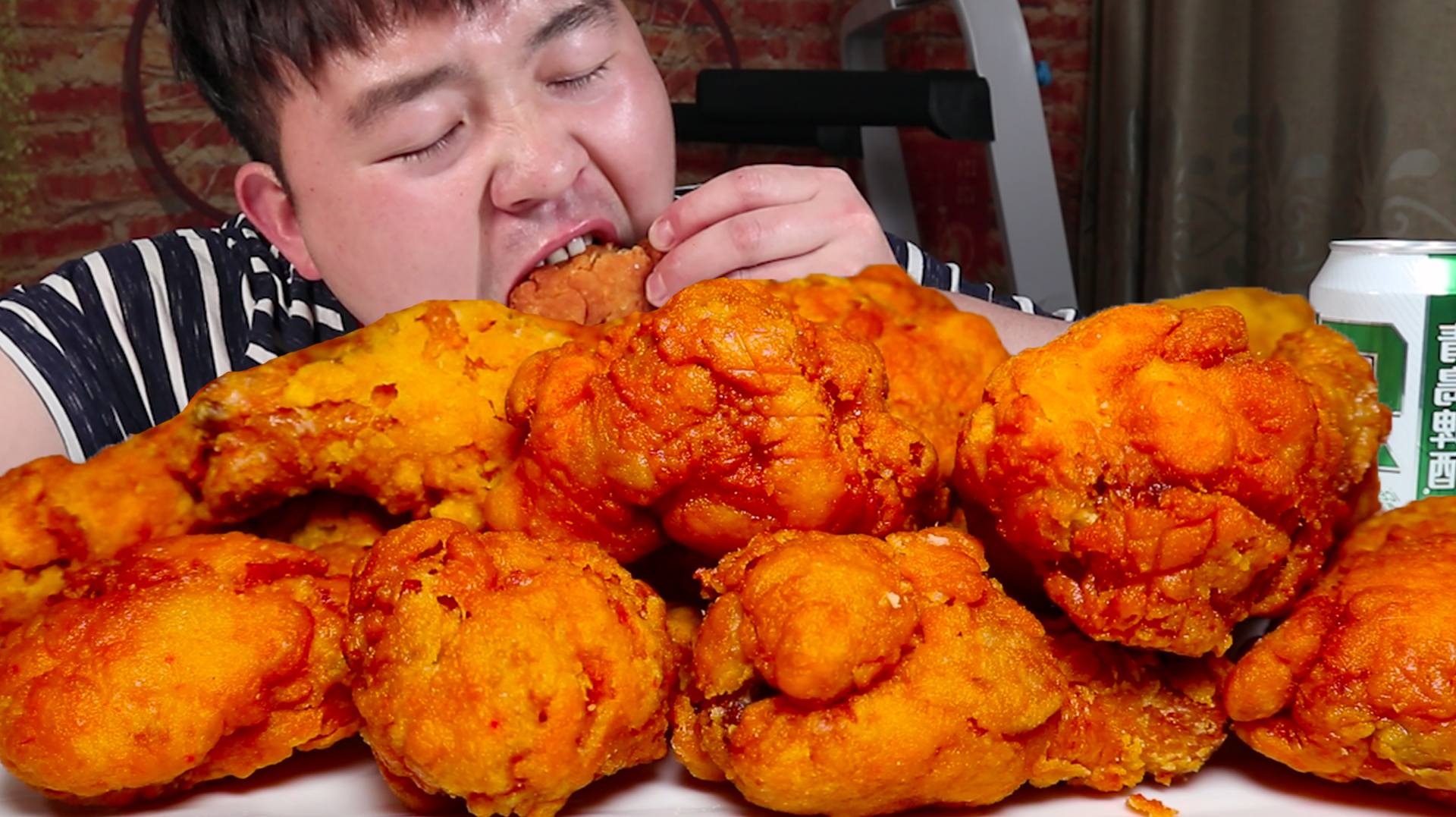 一次做3斤炸鸡腿,入口酥脆,配上啤酒,老猫吃得真过瘾