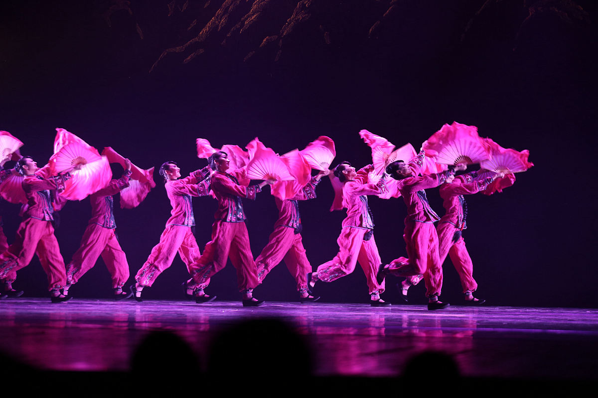 舞蹈花绽放串词：优美舞步，绽放舞台光彩