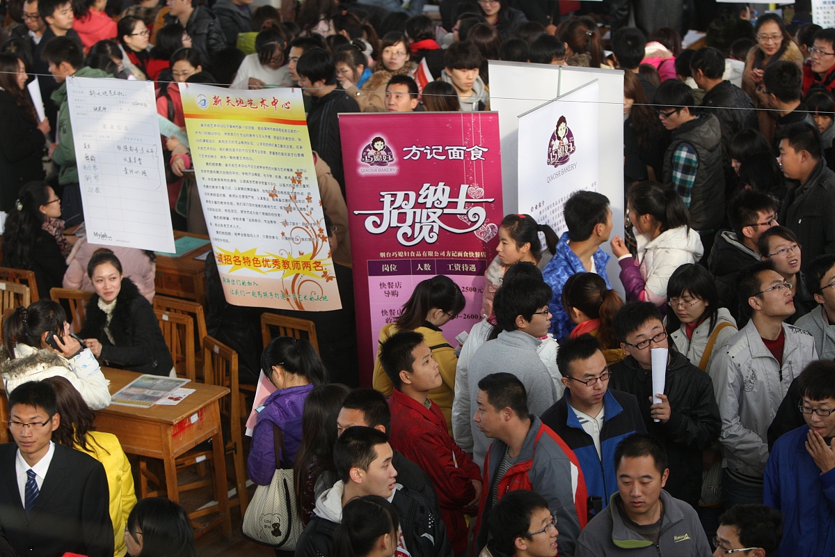 ***_***2012年11月17日,山东烟台,在鲁东大学篮球馆,大学生在2013届毕