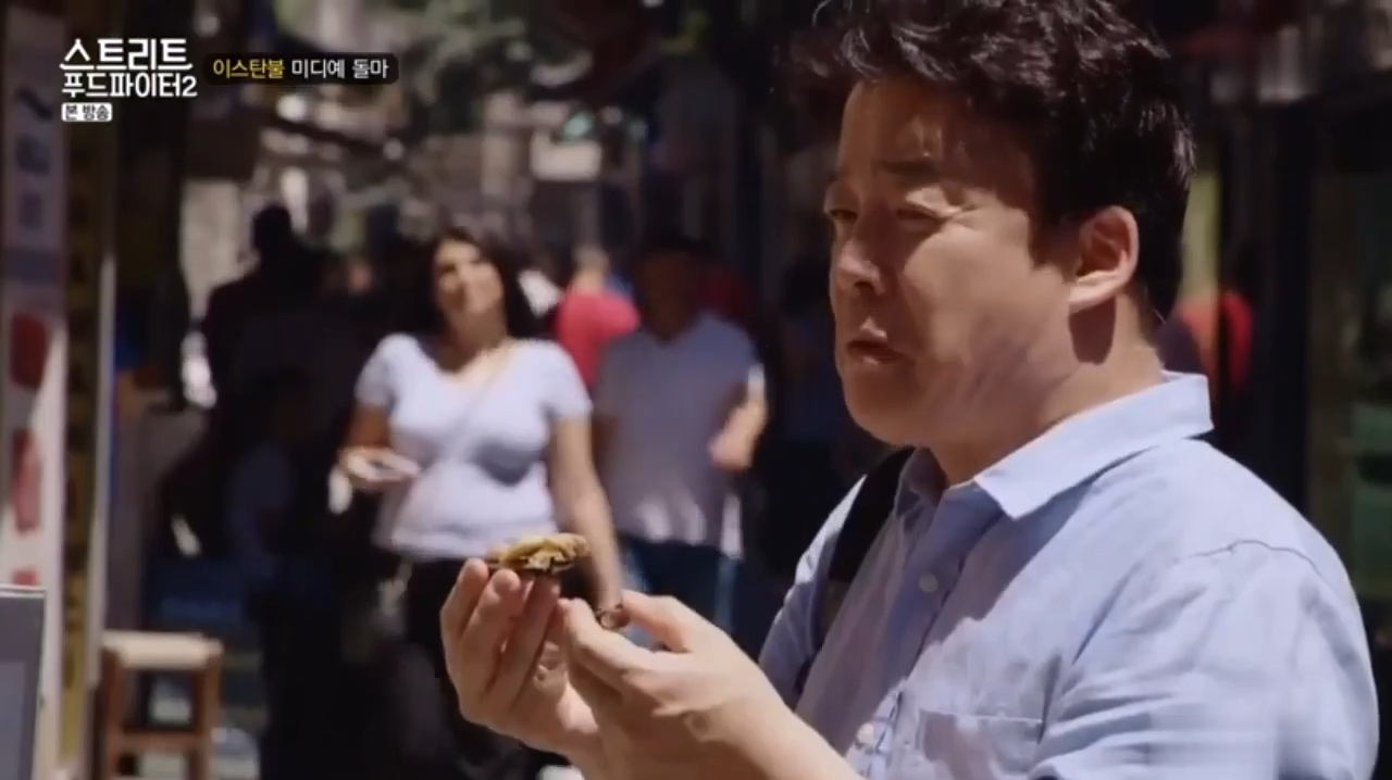 白钟元在土耳其寻找美食,被路边小吃迷住,站那吃起来没完!