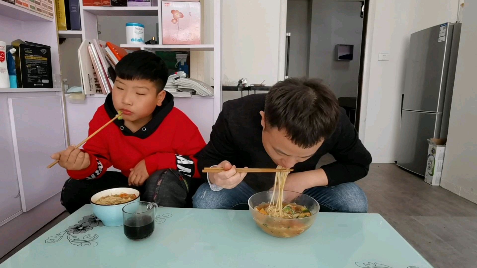 媳妇懒省劲,买来火锅丸子,做了一锅大杂烩,爷俩吃得真香