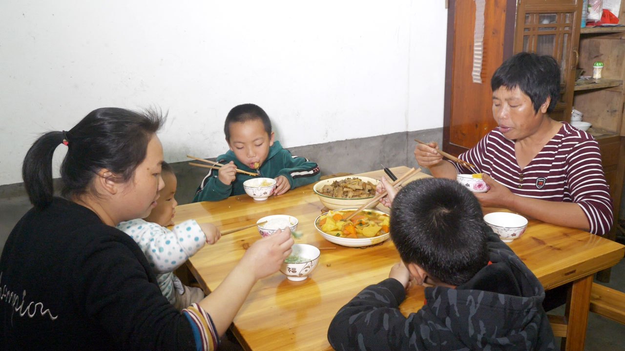 农村媳妇挑4个大土豆,做咖喱土豆,汤汁拌米饭,孩子能多吃1碗