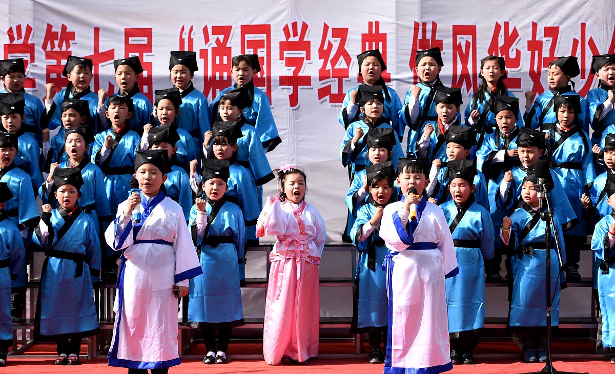 小学生们通过诵读《三字经》,《弟子规》,《千字文》,《论语》等<strong>国学</strong>