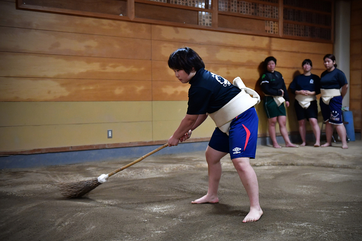当地时间2018年10月25日,日本岐阜,朝日大学女子相扑队选手在相扑馆参