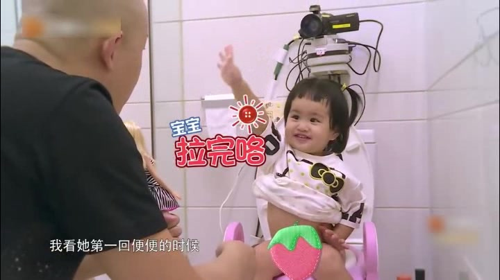 包贝尔当奶爸喂饺子吃饭,没想到女儿下一秒却直接变脸!