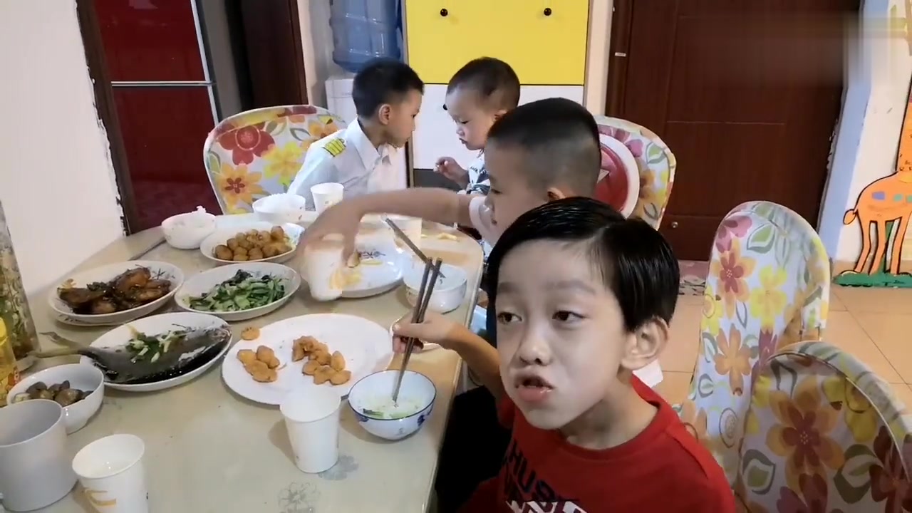 高铁工程师准备参加表演,粉丝宝妈准备一桌美食,犒劳帅小伙