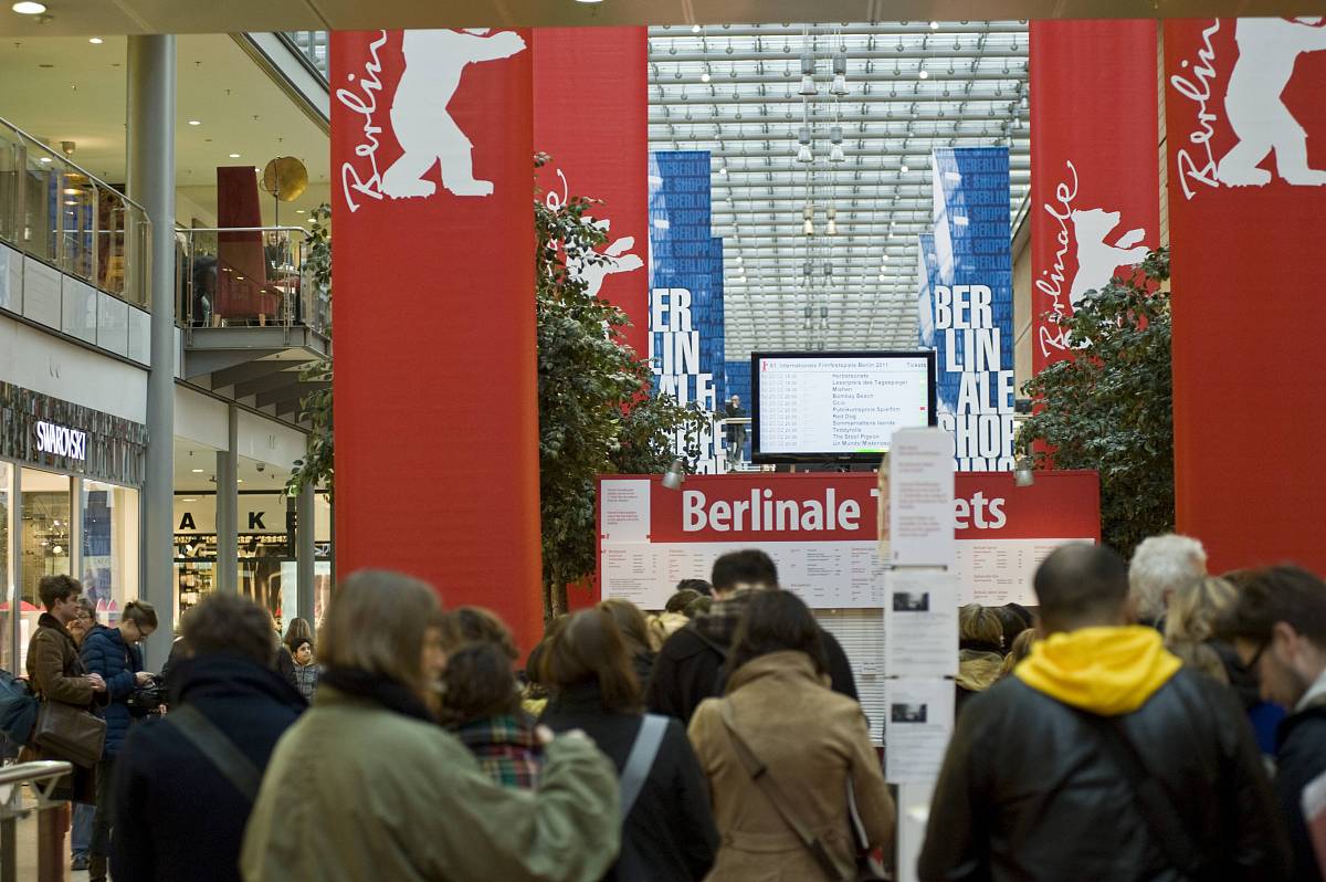 2011年2月9日讯,柏林,柏林电影宫(berlinale palast)外工作人员紧张布