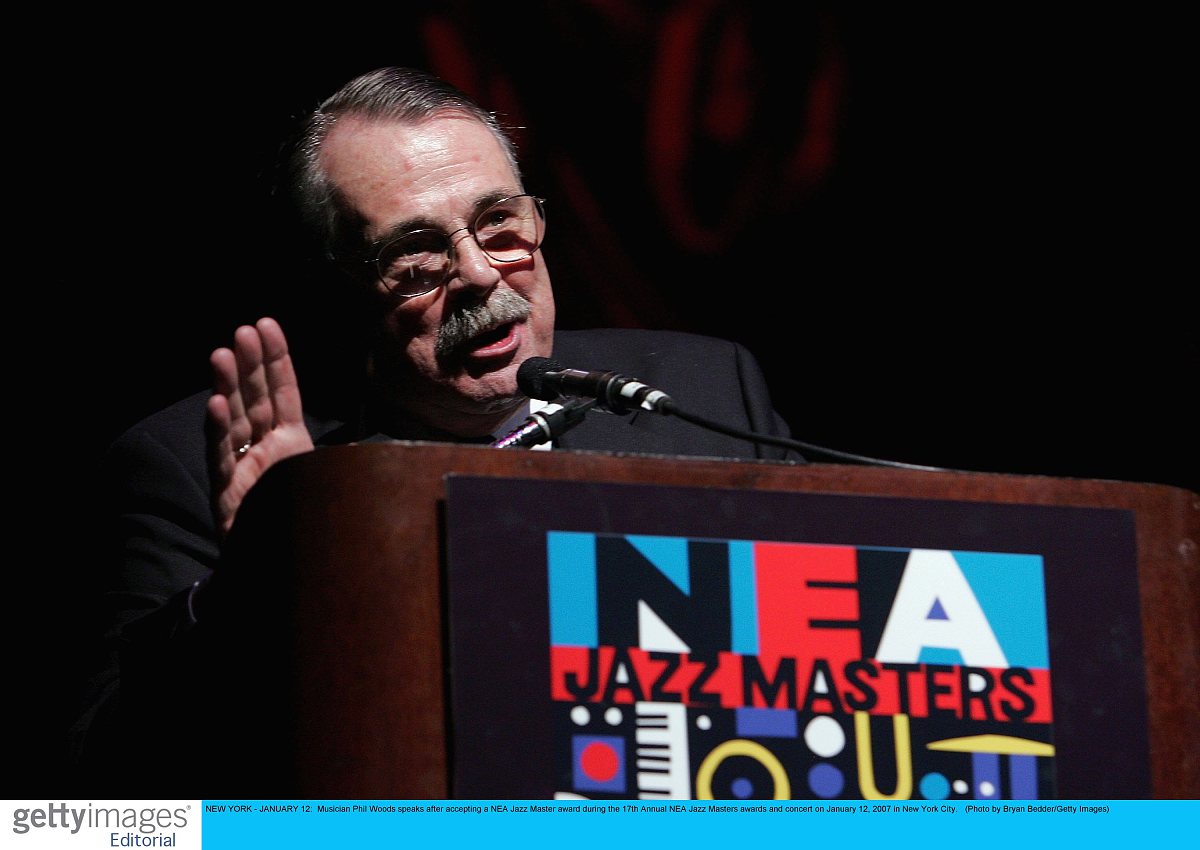 给出以下话题（两分钟以内英语topic）的简单英文提纲：阿姆斯特朗人类一小步；领导者能力；大学生村官