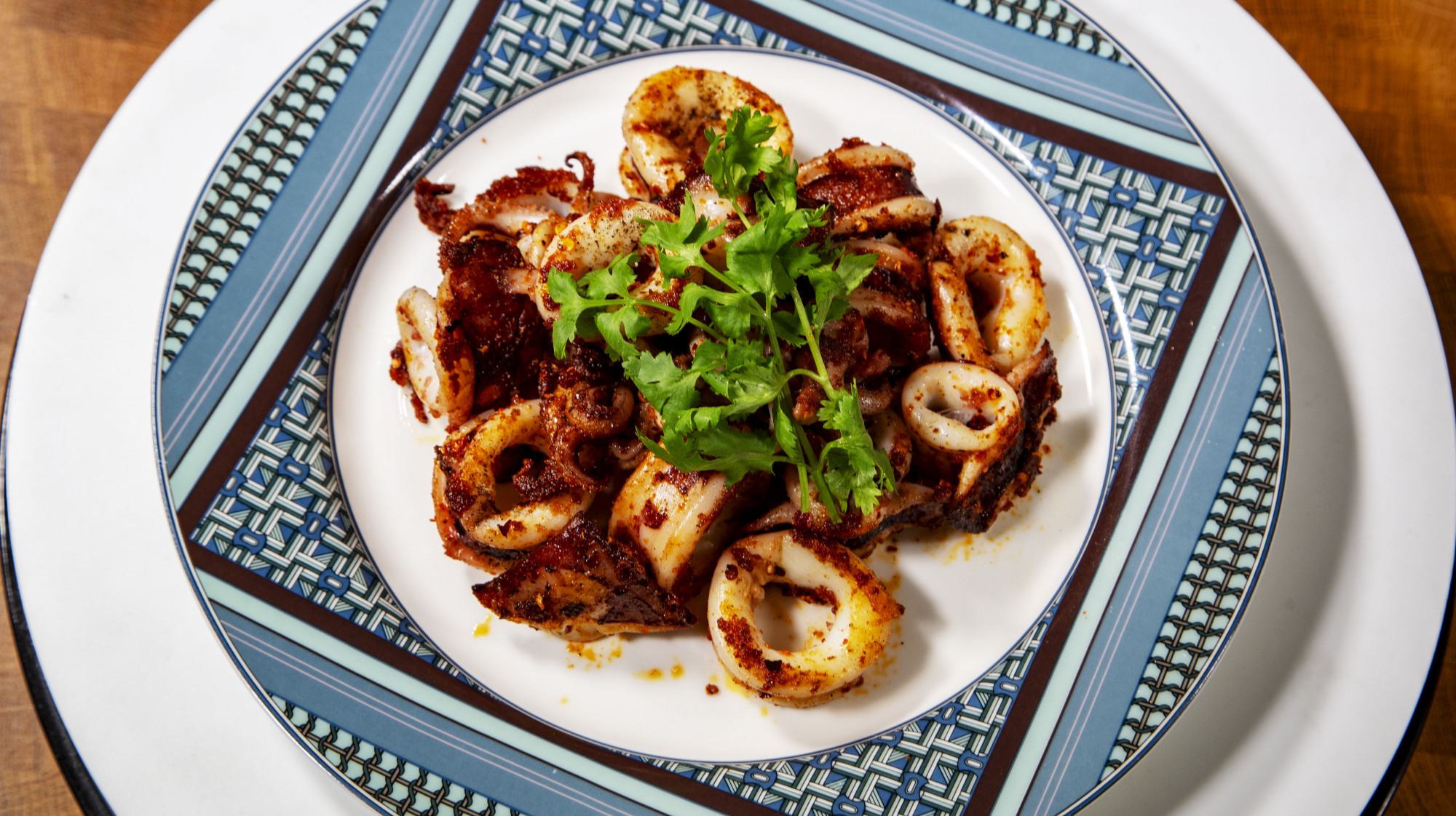 在家用锅也能做出烧烤味的鱿鱼圈,出锅的造型很漂亮味道非常鲜美