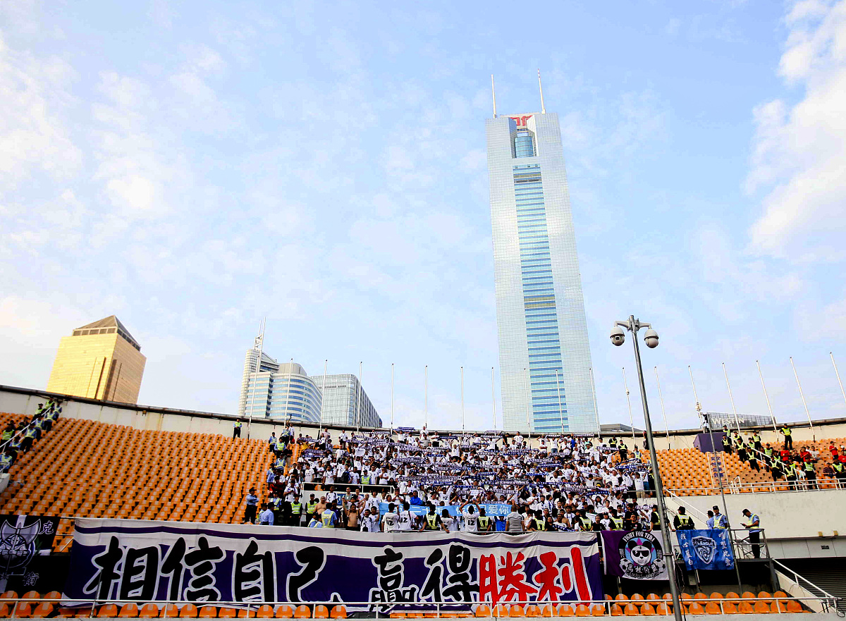2018中超第30轮:广州恒大淘宝5-1天津泰达 泰达球迷庆祝球队保级