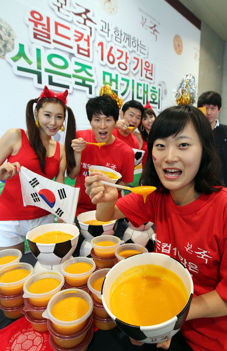 2010年5月23日,2010世界杯前瞻,韩国"红魔"啦啦队喜迎世界杯花样多,人