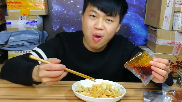 小哥试吃九江特产麻辣牛板筋 真的是吃到停不下来