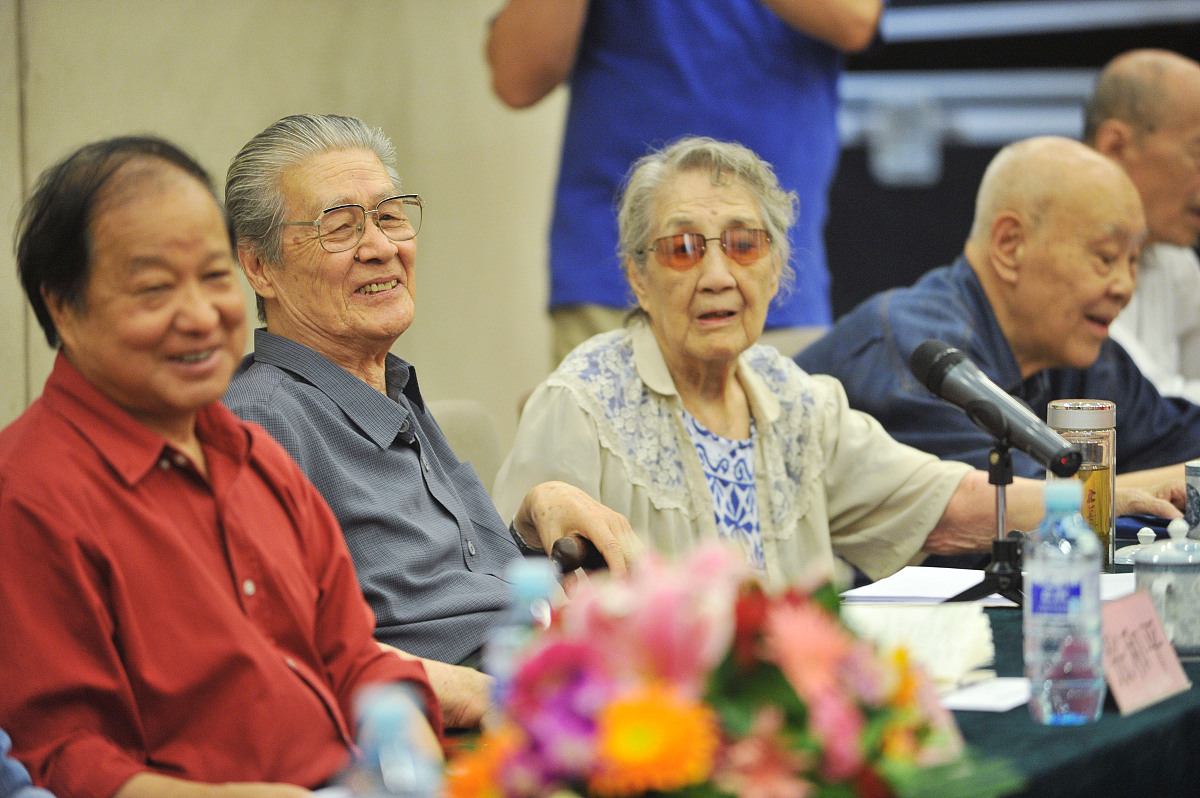 给老年人送去演出节目，如何加油打气？