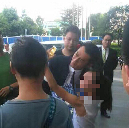 四川达州男子为求复合跪地10小时，引发热议：真心还是作秀？