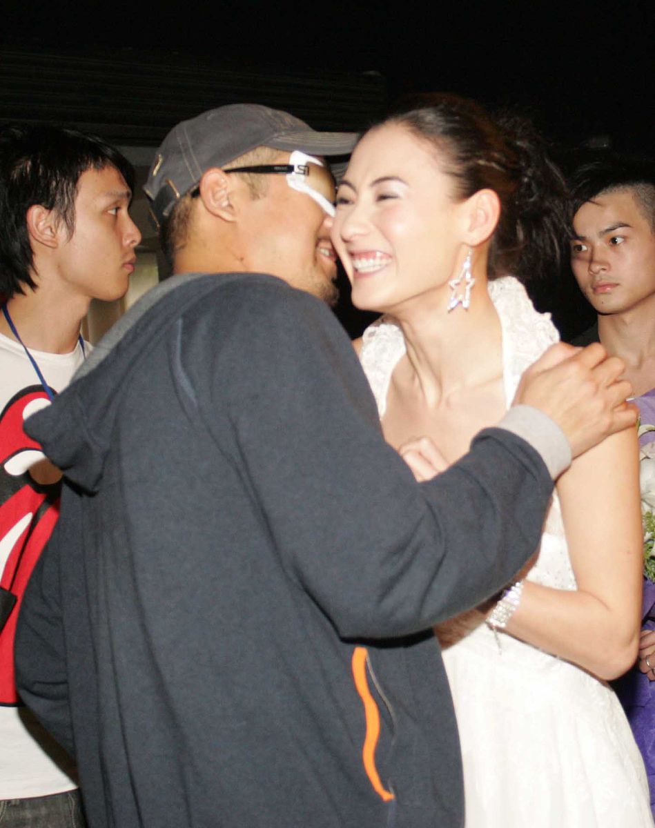 请你以张柏芝领证新欢曾霸占李小冉四年谢贤只能无奈认可!为题写一篇1600字左右的文章分为九个段落