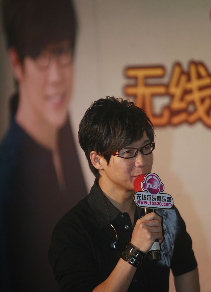 2009年11月16日,济南,"品冠——爱情大富翁"全国巡回歌友会济南站演出