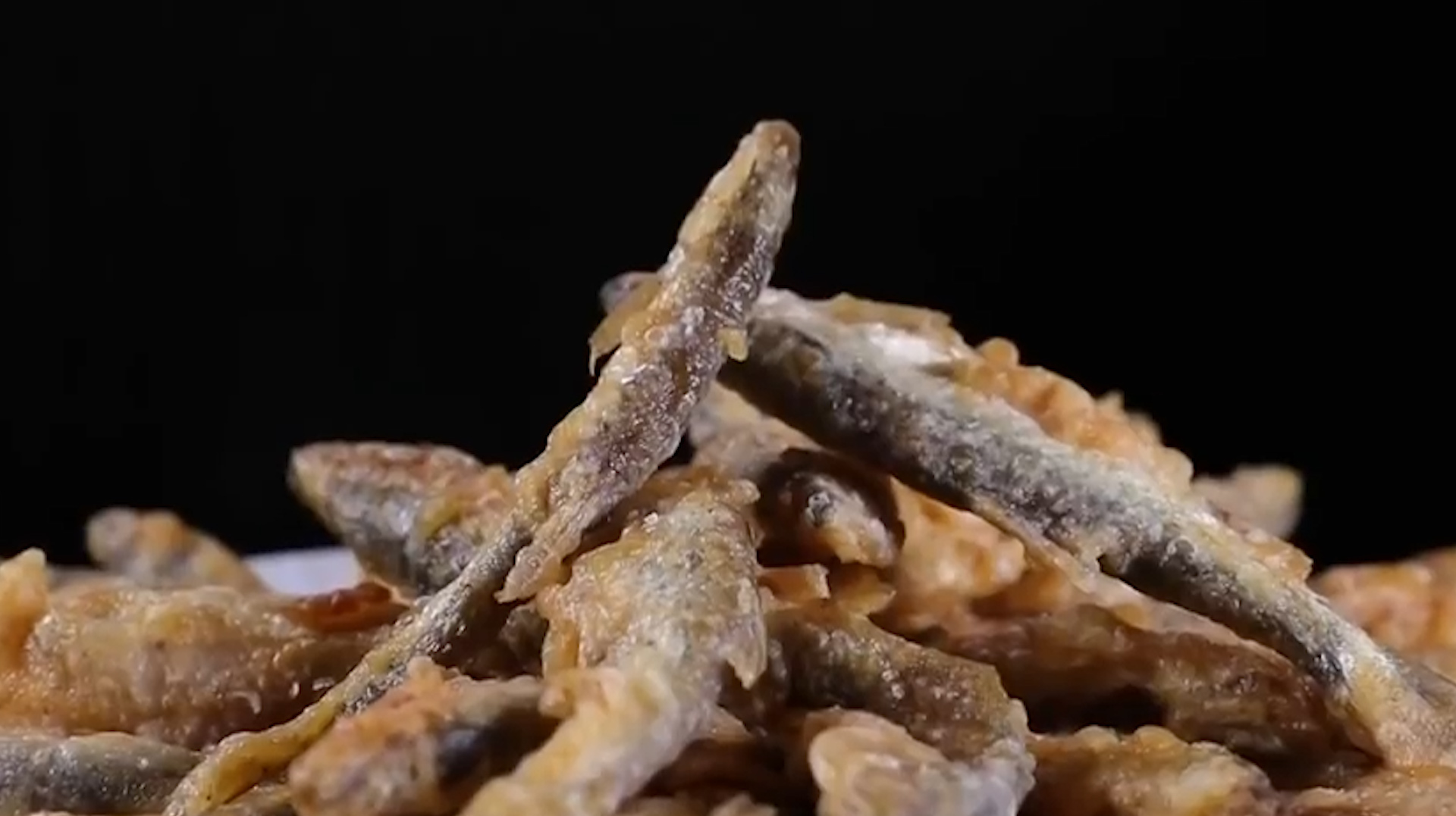 它是淮河里的报春鱼,是开春第一鲜,以肉细、刺软、味香而驰名