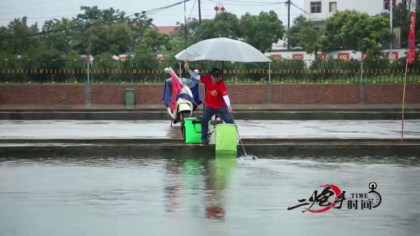 队员突然钓条红鲤鱼,真漂亮,你们见过吗?