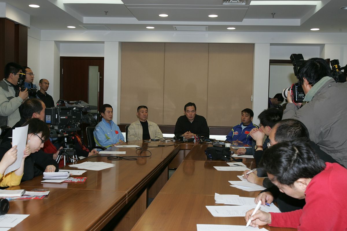 公司召开了安全总监述职研讨会，需要写一个新闻稿，帮忙写一个标题