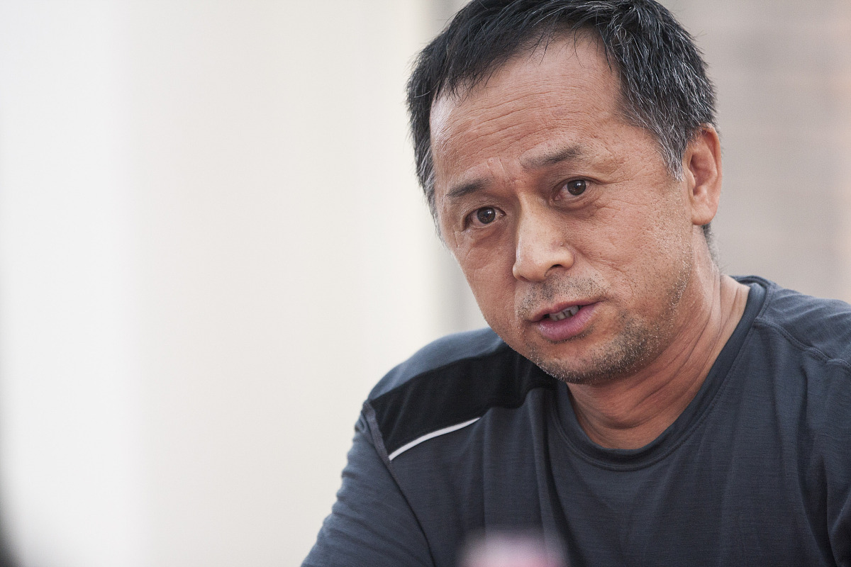 以法治故事为主题写一首诗歌。
