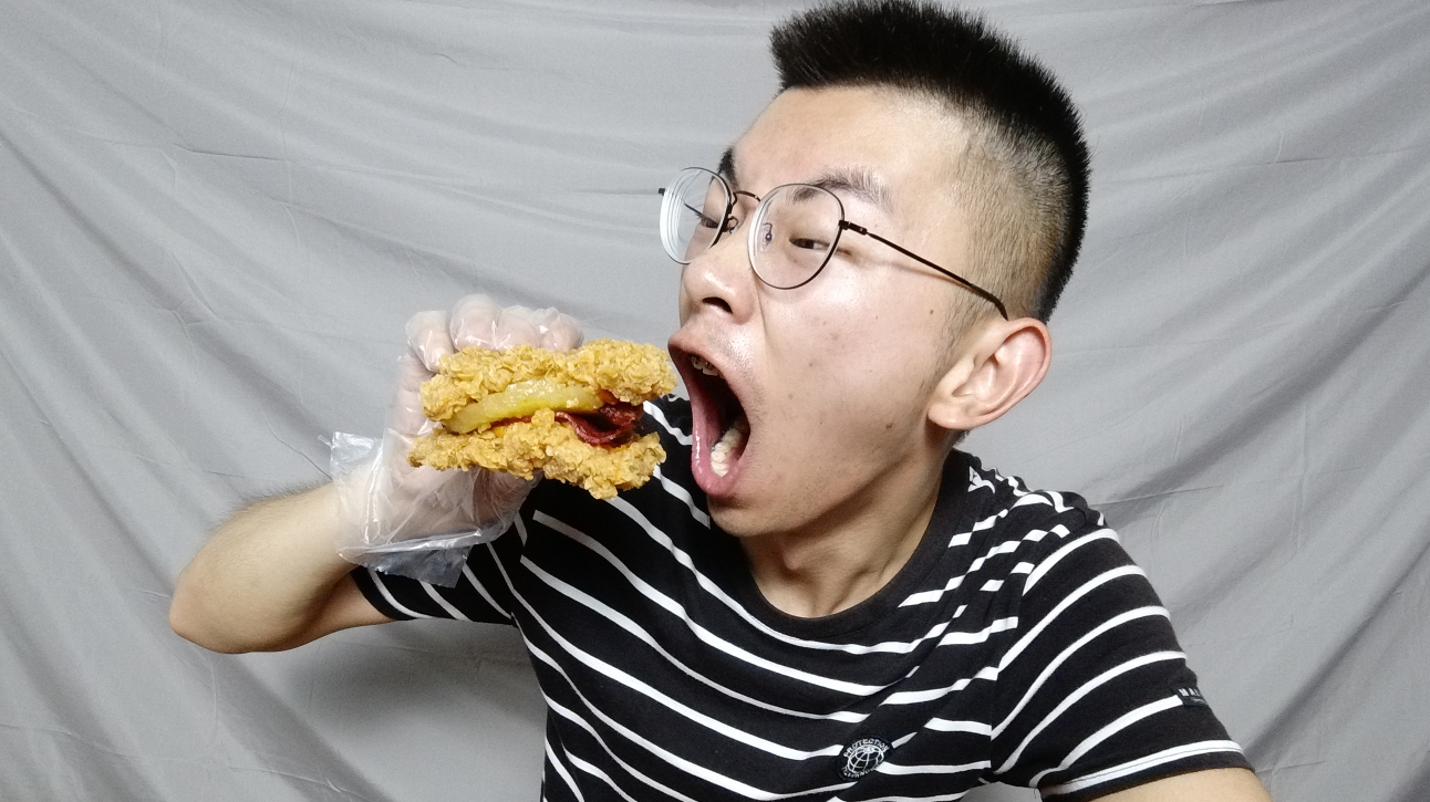 李现打过广告的肯德基新品“没有面包的汉堡”,全是肉真过瘾