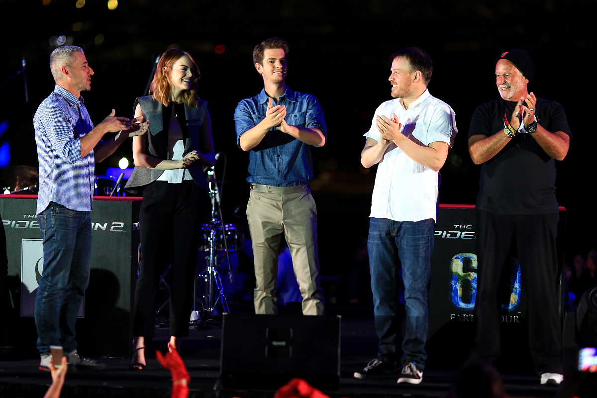 请帮我找一部日本的电影或者电视剧。男女主角从小一起长大男主角小时候爱踢足球。后来女主角搬家了搬家的时候送了男主角一个手链。男主角每天都带但是在长大后与女主角在朋友的婚礼上由于手链坏了却没有带。女主角的父亲爱打她。男主角后面和工厂的同事结婚了还生了一个女儿后来男主角的老婆得病死掉了。女主角去过新加坡