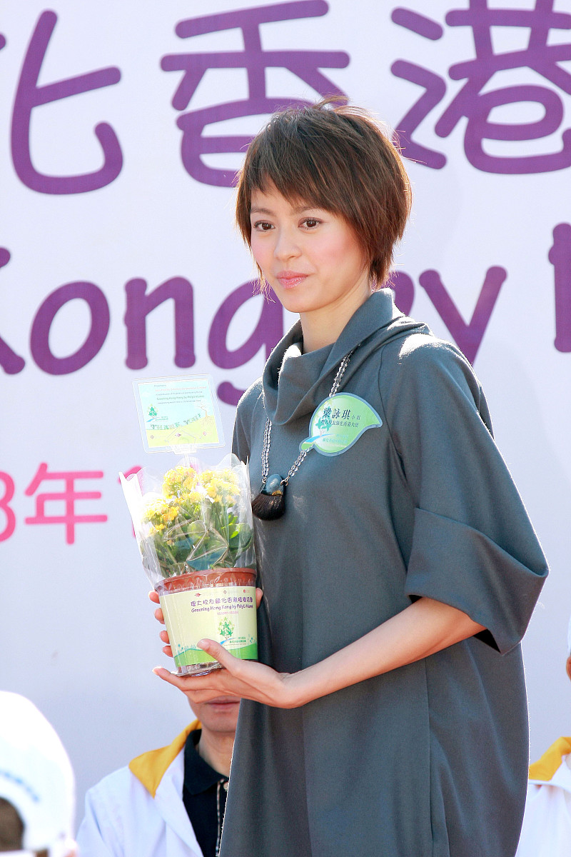 2008年11月30日讯,香港,超过一千名香港大学的校友合力栽种五千?t花苗