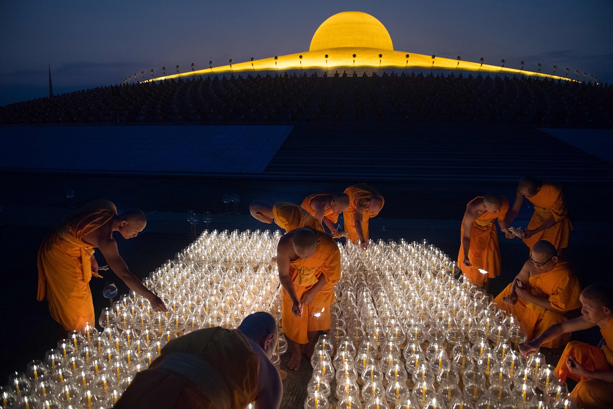 当地时间2018年3月1日,泰国曼谷,上千僧侣和佛教信徒聚集法身寺祈祷,