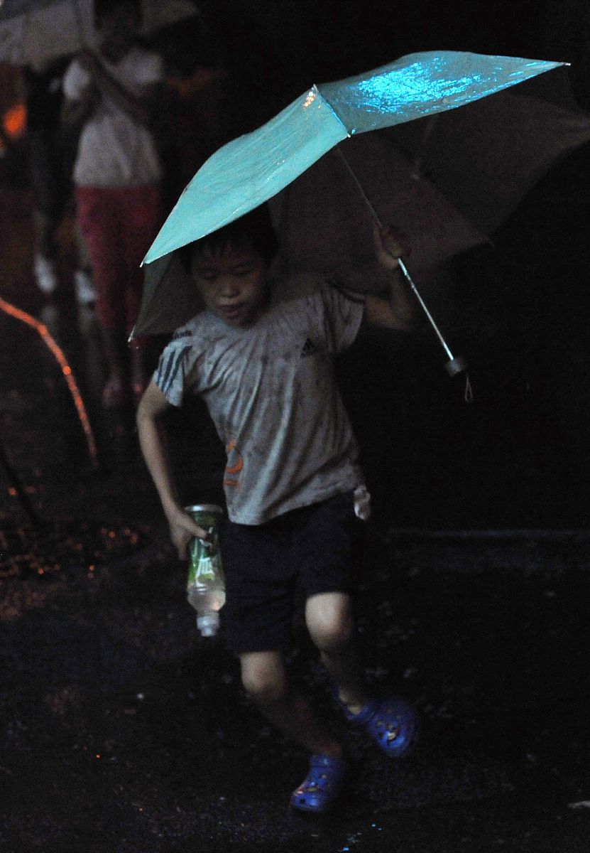100毫米降水量有多大？解析及影响 - 雨量深度与常见降雨量比较