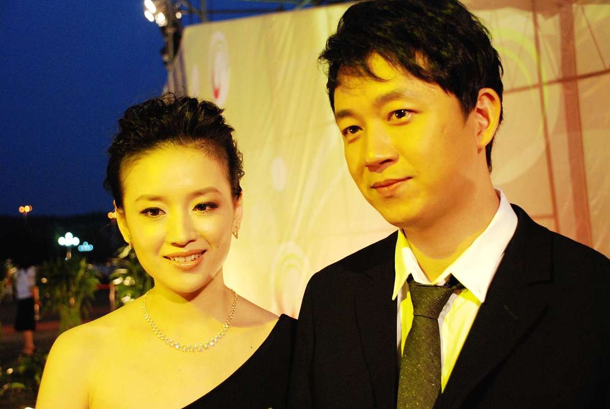 ***_***2009年8月6日,潘粤明,董洁夫妇在第十二届电影金凤凰奖颁奖晚