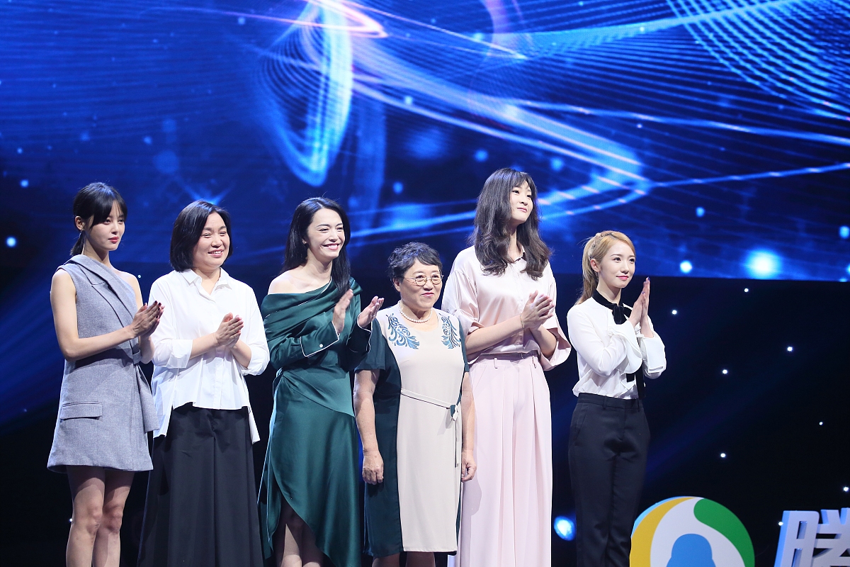 姚晨宝石绿裙典雅直言"中年女演员的尬与惑"  辛芷蕾回应"欲望脸",李