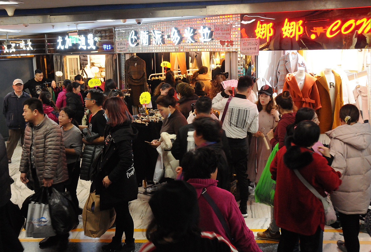 北京动批"东鼎服装商品批发市场闭市在即 市民现场扫货忙