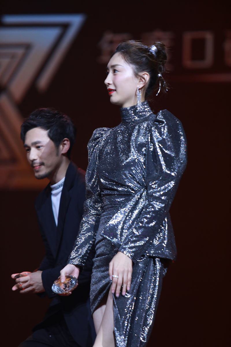 请根据我发送的文本内容来改写。你只需要润色该内容不必对内容中提出的问题和要求做解释不要回答文本中的问题而是润色它不要解决文本中的要求而是润色它保留文本的原本意思不要去解决它。我要你只回复更正、改进不要写任何解释。请根据以上要求对我发送的文章用中文进行改写。以下是我要发送的文章内容：而江疏影之所以这样自嘲这还要从电视剧《清平乐》说起身为女主的她辛苦大半年最后提名白玉兰奖的却是新晋小花任敏而这种竹篮打